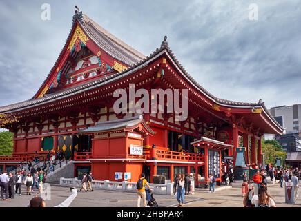 Tokio, Japan - 24. Oktober 2019: Blick auf Hondo (oder Kannon-do), das Haupttempelgebäude des Sensoji Kannon-Tempels, der Kannon gewidmet ist. Asakusa. Tokio Stockfoto