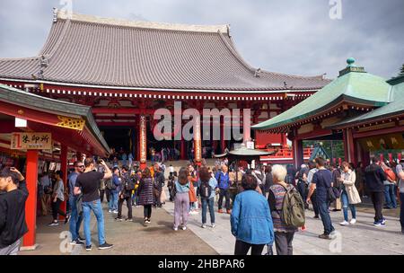 Tokio, Japan - 24. Oktober 2019: Blick auf das Innere des Sensoji-Kannon-Tempels vor Hondo (oder Kannon-do), dem Haupttempelgebäude d Stockfoto