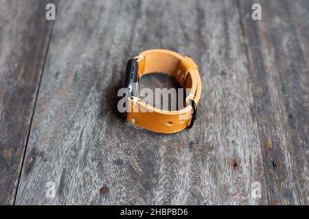 Hellbraunes braunes Lederuhrarmband Handarbeit auf Holz Stockfoto