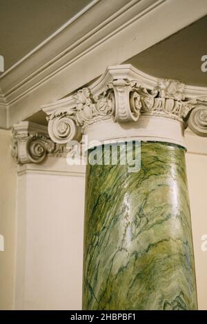 Fragment einer Marmorsäule mit Stuckverzierungen auf der Oberseite Stockfoto