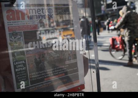 New York, Usa. 20th Dez 2021. Lokale Zeitungen auf der Titelseite entlocken die Angst vor der Ausbreitung der Omicron-Variante inmitten der Rekordzahl an Infektionen in New York. Quelle: SOPA Images Limited/Alamy Live News Stockfoto