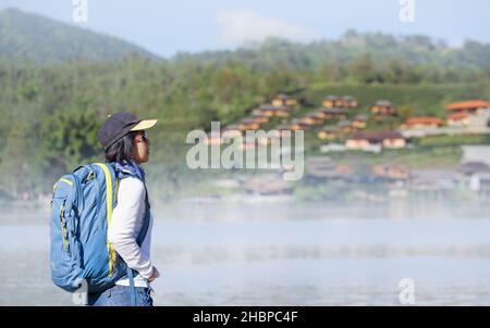 Tourist in Rak Thai Dorf, chinesische Kuomintang Flüchtlinge Siedlung im Jahr 1949, Mae Hong Son Provinz, Nord-Thailand. Stockfoto