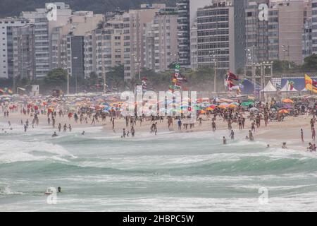 Codaba-Strand in Rio de Janeiro, Brasilien - 02. Oktober 2021: Codaba-Strand an einem typischen sonnigen Tag in Rio de Janeiro überfüllt. Stockfoto