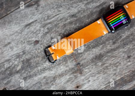 Hellbraunes braunes Lederuhrarmband Handarbeit auf Holz Stockfoto