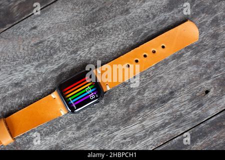 Hellbraunes braunes Lederuhrarmband Handarbeit auf Holz Stockfoto