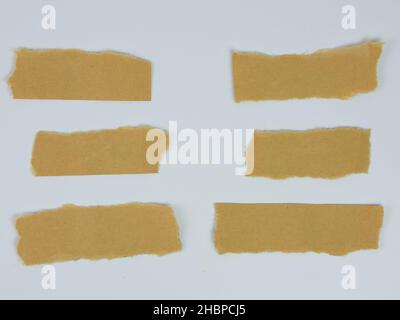 Echtes braunes Papier zerrissene oder zerrissene Papierstücke. Zerrissene Papppapiersammlung. Isoliert auf Weiß. Stockfoto
