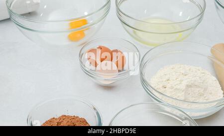 Schokoladenkuchen machen. Schritt für Schritt Rezept, Zutaten Nahaufnahme auf Küchentisch Stockfoto