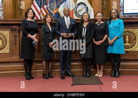 New York, NY - 20. Dezember 2021: Der gewählte Bürgermeister Eric Adams posiert mit 5 Frauen, die als seine Stellvertreterin in der Brooklyn Borough Hall ernannt werden sollen Stockfoto