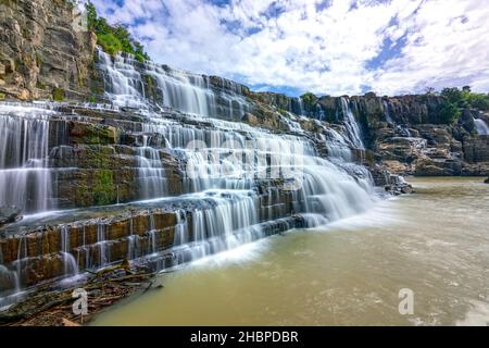 Mystischer Wasserfall im Da Lat-Hochplateau, Vietnam. Dieser ist bekannt als der erste südostasiatische Wasserfall in der wilden Schönheit zog viele Touristen an Stockfoto