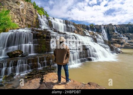 Mystischer Wasserfall im Da Lat-Hochplateau, Vietnam. Dieser ist bekannt als der erste südostasiatische Wasserfall in der wilden Schönheit zog viele Touristen an Stockfoto