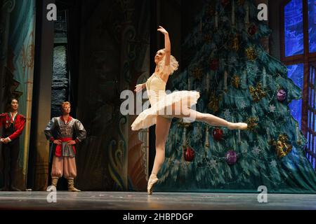 Madrid, Spanien. 20th Dez 2021. Tänzer des Russischen Nationalballetts treten im Theater Lope de Vega im Nussknacker (El Cascanueces) von Piotr Tschaikowsky auf. (Foto: Atilano Garcia/SOPA Images/Sipa USA) Quelle: SIPA USA/Alamy Live News Stockfoto