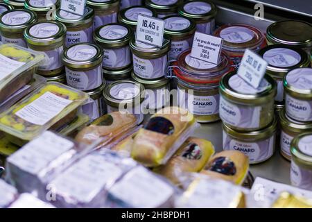 Ichtratzheim, Frankreich. 17th Dez 2021. Produkte aus Enten- und Gänsefoie-Gras werden in der Kühltheke des Ladens 'Les Foies Gras du Ried' verkauft. Es gibt beispielsweise Leberkonserven, ganze Geflügellebern oder das Premiumprodukt, den sogenannten Foie Gras mi-cuit (halbgegarten). (To dpa 'Qualit product or unavisible? Frankreich kämpft um Foie Gras') Quelle: Philipp von Ditfurth/dpa/Alamy Live News Stockfoto