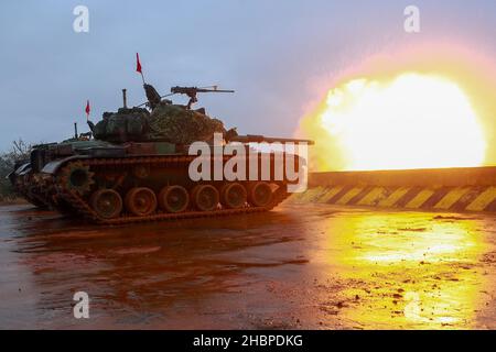 Hsinchu, Taipei, Taiwan. 21st Dez 2021. Ein CM-11 Tank feuert während einer militärischen Übung mit lebender Munitionsgabe an einem nicht bekannt gegebenen Ort Kanonen ab, inmitten steigender Spannungen mit China. Taiwan ist mit zunehmenden militärischen Bedrohungen aus China konfrontiert, darunter chinesische PLA-Kampfflugzeuge, die zur Kreuzfahrt um die Insel geschickt wurden, während die USA mehr Waffenverkäufe an Taiwan anboten. (Bild: © Daniel Ceng Shou-Yi/ZUMA Press Wire) Stockfoto