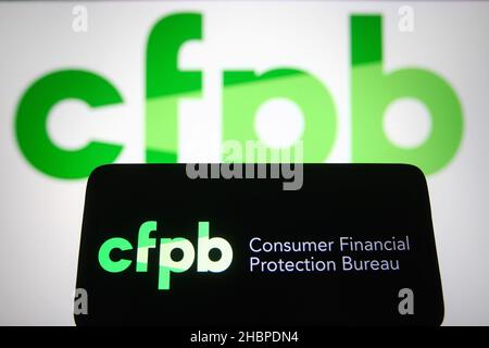 Ukraine. 20th Dez 2021. In dieser Abbildung ist das Logo des Consumer Financial Protection Bureau (CFPB) auf einem Smartphone und einem Computerbildschirm zu sehen. Kredit: SOPA Images Limited/Alamy Live Nachrichten Stockfoto