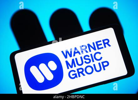 Ukraine. 20th Dez 2021. In dieser Abbildung ist ein Logo der Warner Music Group Corp. (WMG) auf einem Smartphone-Bildschirm zu sehen. Kredit: SOPA Images Limited/Alamy Live Nachrichten Stockfoto