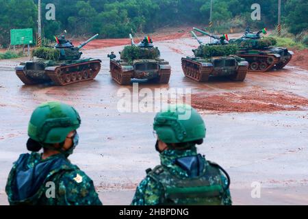 Hsinchu, Taipei, Taiwan. 21st Dez 2021. Soldaten stehen Wache, während M60-A4 Panzer zu einer militärischen Übung mit lebender Munitionsgabe an einem nicht bekannt gegebenen Ort eingesetzt werden, inmitten steigender Spannungen mit China. Taiwan ist mit zunehmenden militärischen Bedrohungen aus China konfrontiert, darunter chinesische PLA-Kampfflugzeuge, die zur Kreuzfahrt um die Insel geschickt wurden, während die USA mehr Waffenverkäufe an Taiwan anboten. (Bild: © Daniel Ceng Shou-Yi/ZUMA Press Wire) Stockfoto