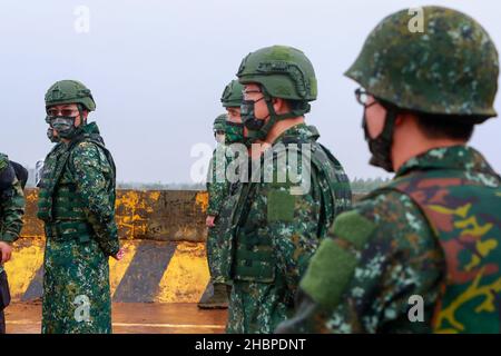 Hsinchu, Taipei, Taiwan. 21st Dez 2021. Soldaten stehen während einer militärischen Munitionsübung an einem unbekannten Ort, inmitten steigender Spannungen mit China, als Wache. Taiwan ist mit zunehmenden militärischen Bedrohungen aus China konfrontiert, darunter chinesische PLA-Kampfflugzeuge, die zur Kreuzfahrt um die Insel geschickt wurden, während die USA mehr Waffenverkäufe an Taiwan anboten. (Bild: © Daniel Ceng Shou-Yi/ZUMA Press Wire) Stockfoto