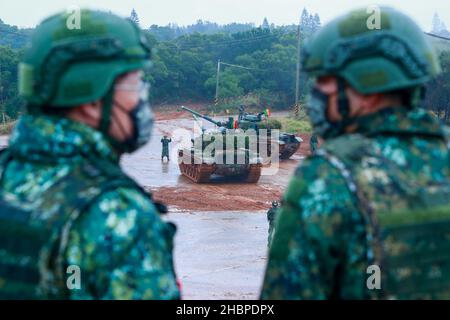 Hsinchu, Taipei, Taiwan. 21st Dez 2021. Soldaten stehen Wache, während M60-A4 Panzer zu einer militärischen Übung mit lebender Munitionsgabe an einem nicht bekannt gegebenen Ort eingesetzt werden, inmitten steigender Spannungen mit China. Taiwan ist mit zunehmenden militärischen Bedrohungen aus China konfrontiert, darunter chinesische PLA-Kampfflugzeuge, die zur Kreuzfahrt um die Insel geschickt wurden, während die USA mehr Waffenverkäufe an Taiwan anboten. (Bild: © Daniel Ceng Shou-Yi/ZUMA Press Wire) Stockfoto