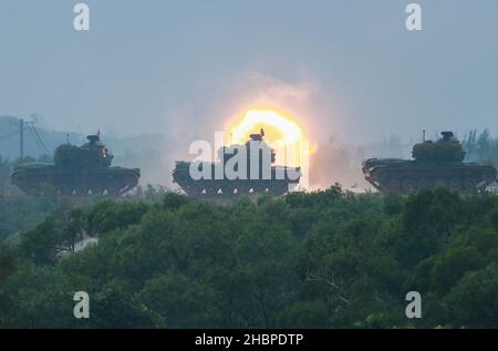 Hsinchu, Taipei, Taiwan. 21st Dez 2021. Ein M60-A3-Tank feuert während einer militärischen Übung mit lebender Munitionskampfwaffen an einem nicht bekannt gegebenen Ort, inmitten steigender Spannungen mit China, Kanonen ab. Taiwan ist mit zunehmenden militärischen Bedrohungen aus China konfrontiert, darunter chinesische PLA-Kampfflugzeuge, die zur Kreuzfahrt um die Insel geschickt wurden, während die USA mehr Waffenverkäufe an Taiwan anboten. (Bild: © Daniel Ceng Shou-Yi/ZUMA Press Wire) Stockfoto