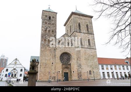 PRODUKTION - 17. Dezember 2021, Niedersachsen, Osnabrück: Blick auf den katholischen Dom Osnabrück. Eine Krippe mit 46 Figuren steht im Haus Gottes und ist eine der größten und umfangreichsten Krippen in der Region Osnabrück. Sie entstand zwischen 1919 und 1929 in der Werkstatt des damaligen Dombildhauers Jakob Holtman. Foto: Friso Gentsch/dpa Stockfoto