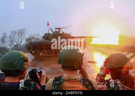 Hsinchu, Taipei, Taiwan. 21st Dez 2021. Ein CM-11 Tank feuert während einer militärischen Übung mit lebender Munitionsgabe an einem nicht bekannt gegebenen Ort Kanonen ab, inmitten steigender Spannungen mit China. Taiwan ist mit zunehmenden militärischen Bedrohungen aus China konfrontiert, darunter chinesische PLA-Kampfflugzeuge, die zur Kreuzfahrt um die Insel geschickt wurden, während die USA mehr Waffenverkäufe an Taiwan anboten. (Bild: © Daniel Ceng Shou-Yi/ZUMA Press Wire) Stockfoto