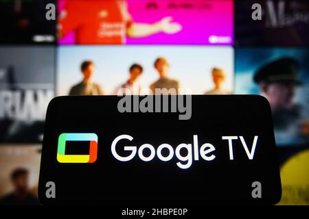 Ukraine. 20th Dez 2021. In dieser Abbildung ist ein Google TV-Logo auf einem Smartphone-Bildschirm zu sehen. (Foto von Pavlo Gonchar/SOPA Images/Sipa USA) Quelle: SIPA USA/Alamy Live News Stockfoto