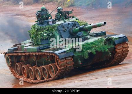 Hsinchu, Taipei, Taiwan. 21st Dez 2021. Ein PANZER CM-11 bewegt sich während einer militärischen Übung mit Live-Munitionswaffen an einem unbekannten Ort, inmitten steigender Spannungen mit China. Taiwan ist mit zunehmenden militärischen Bedrohungen aus China konfrontiert, darunter chinesische PLA-Kampfflugzeuge, die zur Kreuzfahrt um die Insel geschickt wurden, während die USA mehr Waffenverkäufe an Taiwan anboten. (Bild: © Daniel Ceng Shou-Yi/ZUMA Press Wire) Stockfoto