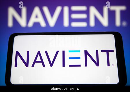 Ukraine. 20th Dez 2021. In dieser Abbildung ist ein Logo der Navient Corporation auf einem Smartphone und einem Computerbildschirm zu sehen. (Foto von Pavlo Gonchar/SOPA Images/Sipa USA) Quelle: SIPA USA/Alamy Live News Stockfoto
