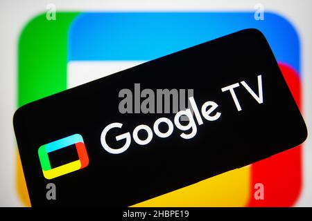 Ukraine. 20th Dez 2021. In dieser Abbildung ist ein Google TV-Logo auf einem Smartphone-Bildschirm zu sehen. (Foto von Pavlo Gonchar/SOPA Images/Sipa USA) Quelle: SIPA USA/Alamy Live News Stockfoto