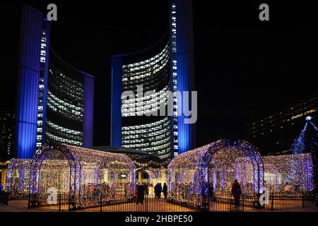 Toronto, Kanada - 20. Dezember 2021: Der Rathausplatz von Toronto wird jedes Jahr in der Weihnachtszeit mit hellen Lichtern beleuchtet. Stockfoto