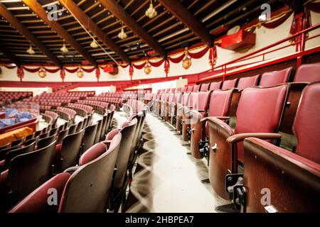 München, Deutschland. 20th Dez 2021. Die leeren Stuhlreihen sind im Circus Krone zu sehen. Wegen der Corona-Pandemie musste der Circus Krone das zweite Jahr in Folge sein Weihnachtsprogramm auf Eis legen. (To dpa 'Keine fröhlichen Weihnachten im Zirkus an vielen Orten - 'Wir sind so traurig') Quelle: Matthias Balk/dpa/Alamy Live News Stockfoto