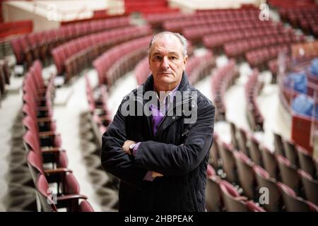 München, Deutschland. 20th Dez 2021. Frank Keller, zentraler Programmplaner des Circus Krone, blickt vor den leeren Sitzen im Zirkus in die Kamera. Wegen der Corona-Pandemie musste der Circus Krone das zweite Jahr in Folge sein Weihnachtsprogramm auf Eis legen. (To dpa 'an vielen Stellen keine fröhlichen Weihnachten im Zirkus - 'Wir sind so traurig') Quelle: Matthias Balk/dpa/Alamy Live News Stockfoto