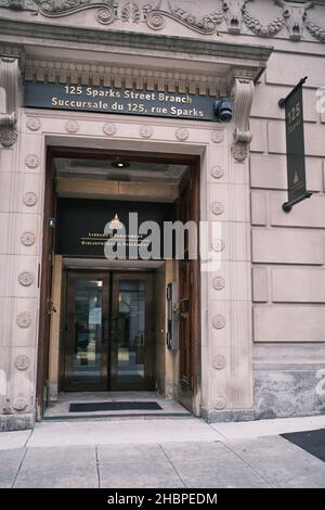 OTTAWA, ONTARIO, KANADA - 14. NOVEMBER 2021: Die Eingangstür zum 125 Sparks Street Branch der Canadian Library of Parliament. Stockfoto