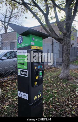 OTTAWA, ONTARIO, KANADA - 14. NOVEMBER 2021: Eine kommunale Zahlungs- und Anzeigeuhr für Straßenparkplätze im Stadtteil Centretown von Ottawa. Stockfoto