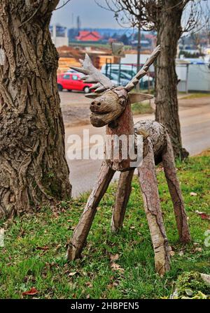 Hirsch Figur handgefertigt aus Holz Stockfoto