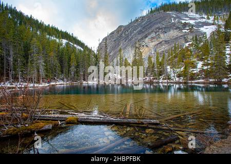 Frühlingswanderungen Blick auf die Grassi Lakes, in der Nähe von Canmore, Alberta, Kanada Stockfoto