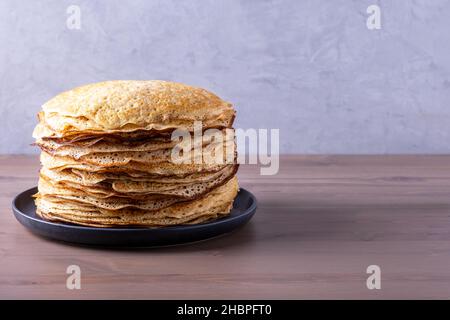 Stapel von frisch gebackenen Pfannkuchen mit Honig und Marmelade. Traditionelles russisches Essen. Fasching, Volksfest mit leckerem Essen. Selektiver Fokus, SPA kopieren Stockfoto