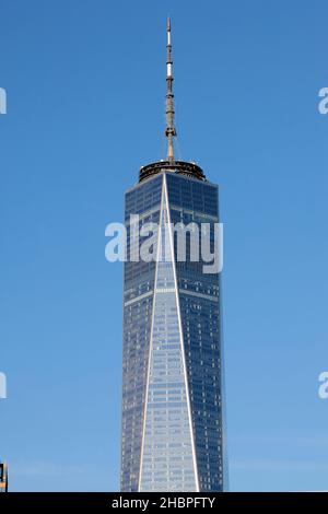One World Trade Center gegen einen sonnigen Himmel, New York, NY. Stockfoto