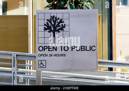 Beschilderung „Open to Public“ mit den aufgeführten Öffnungszeiten in einem privaten öffentlichen Raum (POPS) in New York, NY. Stockfoto