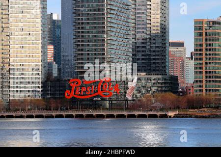 Blick auf die Hafenpromenade von Long Island City und den Gantry Plaza State Park in Queens, New York. Stockfoto