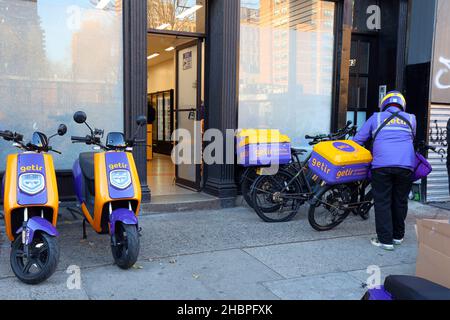 Getir, ein in Istanbul ansässiger On-Demand-Lieferservice für Lebensmittel in seinem Mikro-Versandzentrum in der Essex Street in Manhattan, New York. Schneller Handel. Stockfoto