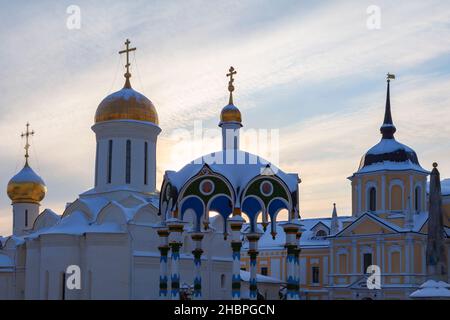 Orthodoxe Kreuze auf den Kuppeln der Kirchen des Trinity-Sergius Lavra in Sergiev Posad, Russland. Stockfoto