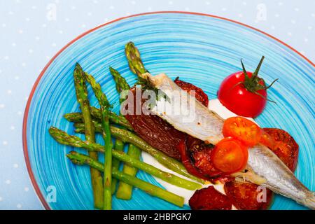 Blauer Wittling, gebacken mit getrockneten Tomaten Stockfoto