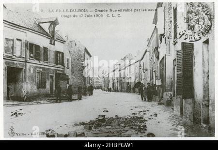 LA VILLE DU BOIS. LA GRANDE RUE ENVAHIE PAR LES EAUX Stockfoto