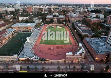 Eine Luftaufnahme von Cromwell Field und Loker Stadium auf dem Campus der University of Southern California, Mittwoch, 15. Dezember 2021, in Los Angeles. T Stockfoto