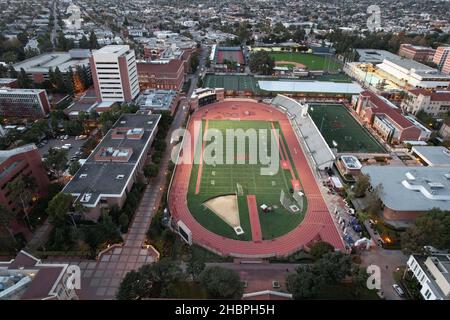 Eine Luftaufnahme von Cromwell Field und Loker Stadium auf dem Campus der University of Southern California, Mittwoch, 15. Dezember 2021, in Los Angeles. T Stockfoto