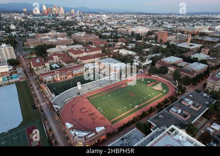 Eine Luftaufnahme von Cromwell Field und Loker Stadium auf dem Campus der University of Southern California, Mittwoch, 15. Dezember 2021, in Los Angeles. T Stockfoto