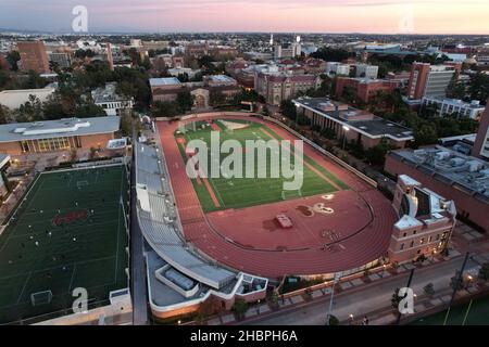 Eine Luftaufnahme von Cromwell Field und Loker Stadium auf dem Campus der University of Southern California, Mittwoch, 15. Dezember 2021, in Los Angeles. T Stockfoto