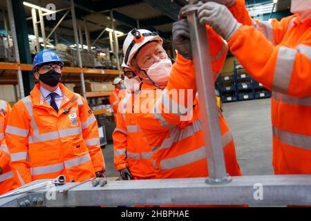 Transport Secretary Grant Shapps (links) bei einem Besuch im Leicester Hub von Network Rail Contractors SPL, um zu sehen, wie Kabelbrücken gebaut werden. Bilddatum: Montag, 20. Dezember 2021. Stockfoto