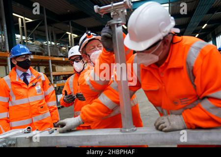 Transport Secretary Grant Shapps (links) bei einem Besuch im Leicester Hub von Network Rail Contractors SPL, um zu sehen, wie Kabelbrücken gebaut werden. Bilddatum: Montag, 20. Dezember 2021. Stockfoto